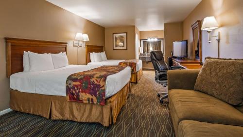 pokój hotelowy z 2 łóżkami i kanapą w obiekcie Best Western La Posada Motel w mieście Fillmore
