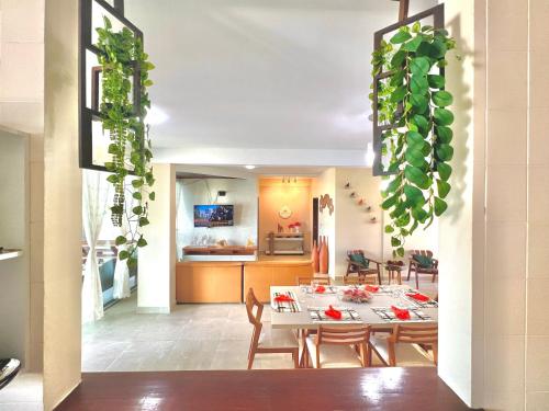 a dining room and kitchen with a table and chairs at Paraíso de Tabuba - casa de aluguel por temporada - 32km de Maceió-AL - Pé na areia - 24h de Frente para o mar in Barra de Santo Antônio