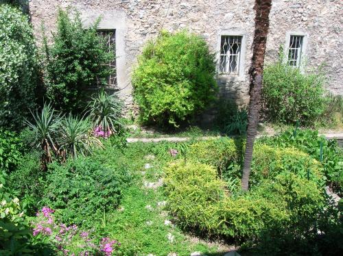 a garden with flowers and plants in front of a building at B&B Leon D'Oro in Pusiano