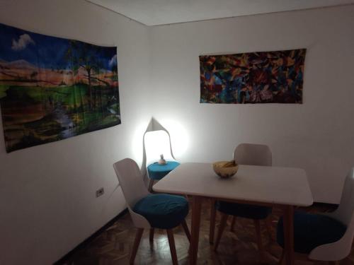 jadalnia ze stołem, krzesłami i lampką w obiekcie Habitaciones Centro Histórico w mieście Bogota