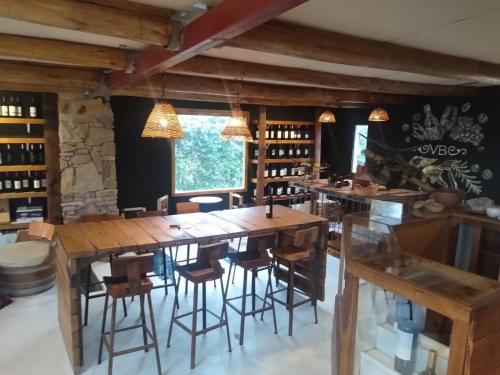 uma grande sala de jantar com uma grande mesa de madeira e cadeiras em Villa Bonita Cabañas y Suites em San Rafael