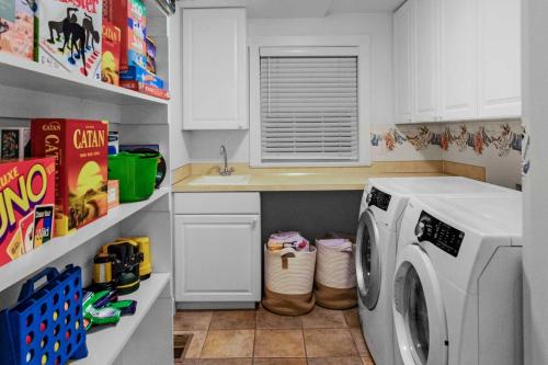 Dapur atau dapur kecil di The Hammersley Luxury Waterfront Estate!