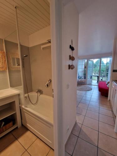 Ένα μπάνιο στο Appartements au coeur du golf, proche du lac et vélodyssée