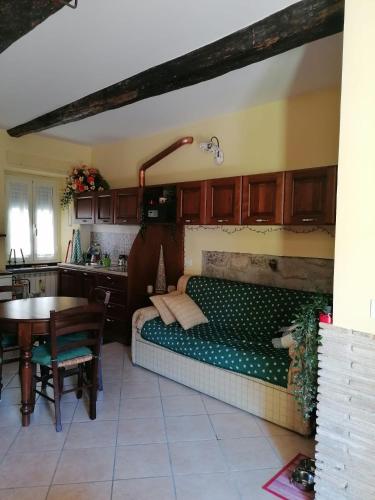 1 dormitorio con 1 cama y 1 mesa en la cocina en Il piccolo rifugio, en Soriano nel Cimino