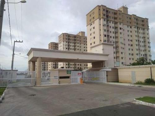 um posto de gasolina em frente a um edifício alto em Apartamento próximo da praia em São José de Ribamar