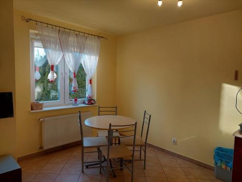 Televízia a/alebo spoločenská miestnosť v ubytovaní Apartament z Ogródkiem
