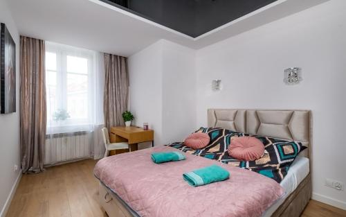 sypialnia z łóżkiem z 2 poduszkami w obiekcie Waryńskiego Jacuzzi FamilyRoom w mieście Białystok