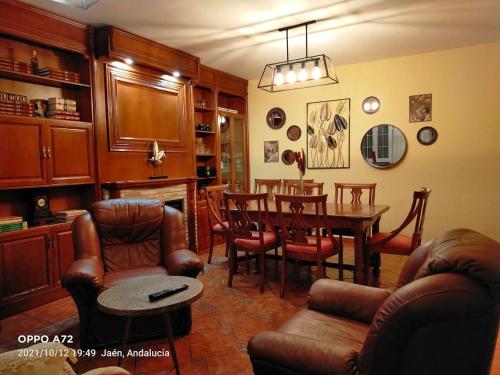 uma sala de estar com mesa e cadeiras em CASA PUERTA DEL BOROSA em Coto Ríos