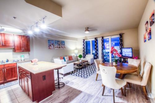 eine Küche und ein Wohnzimmer mit Tisch und Stühlen in der Unterkunft Laketown Wharf 1035 By Aneliya in Panama City Beach