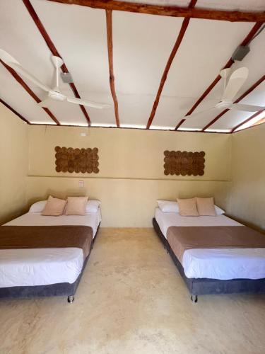 Katil atau katil-katil dalam bilik di MAKAI BEACH HOSTEL