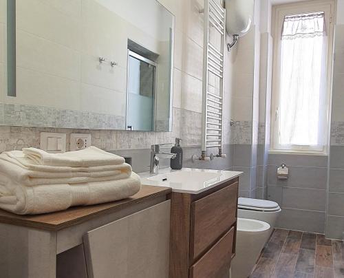ein Badezimmer mit einem Waschbecken, einem WC und einem Spiegel in der Unterkunft Vatican Apartment St. Peter in Rom