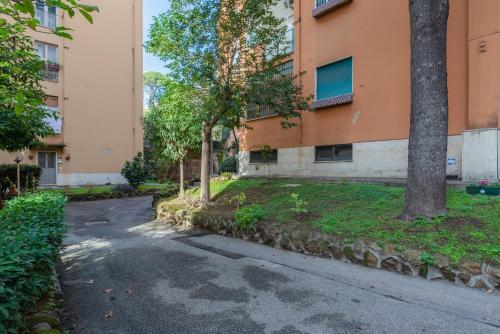una calle vacía frente a un edificio de apartamentos en MaryMamma en Roma