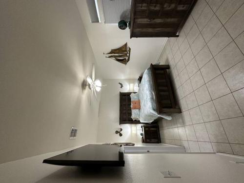 Bilik mandi di Barefoot Bungalow - Pet Friendly- 2 Bdrm Townhome