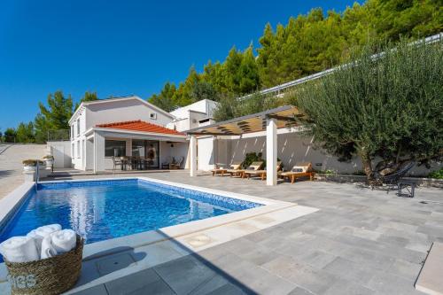 Villa Dream with private pool, 2 bedrooms with en-suite bathrooms, sea view