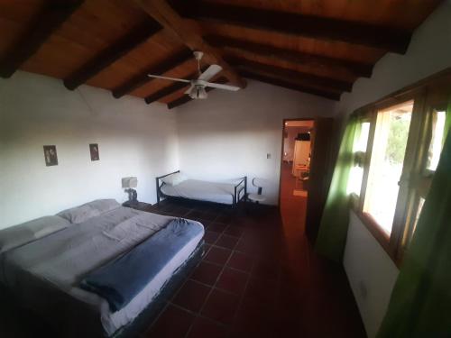1 dormitorio con 1 cama y ventilador de techo en Esmeralda en San Rafael
