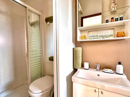 Ένα μπάνιο στο Le Coin de Mer 2, Bord de mer, Plage 30m, Cosy, CLIM, Wifi, 4 personnes