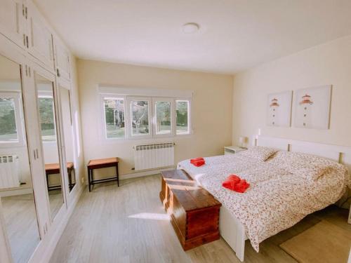 Un dormitorio con una cama con almohadas rojas. en Apartamento en Chalet La Rana Real, en La Granja de San Ildefonso