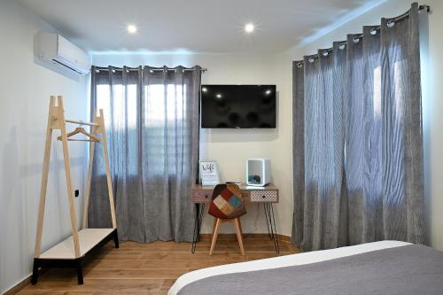 TV a/nebo společenská místnost v ubytování The Athens Version Luxury Suites