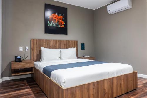 um quarto com uma cama grande e uma estrutura em madeira em Equo Hotel Boutique em Lima
