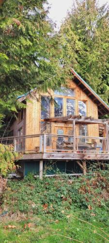 Ocean Views & Sunset Beach Cabin with soaker tub & fire pit