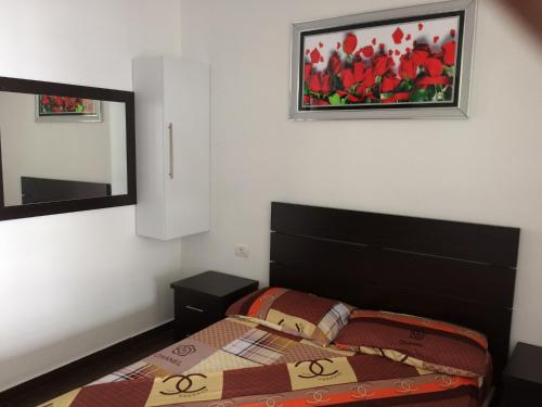 - une chambre avec un lit et un miroir dans l'établissement apartment by the sea, à Shëngjin