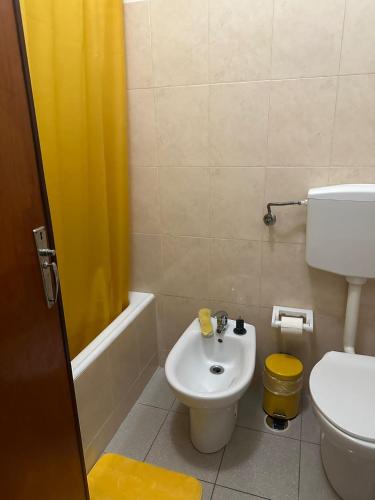 ein Badezimmer mit einem weißen WC und einem Waschbecken in der Unterkunft Cozy room with balcony in Amadora