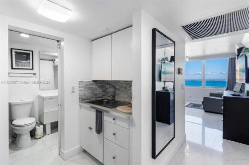 Habitación con baño con aseo y lavabo. en 7th - 7 Heaven Miami - Stunning Ocean View - Free Parking, en Miami Beach
