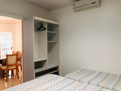 um quarto com uma cama, uma secretária e uma cadeira em Casa em bairro nobre - Caçari em Boa Vista