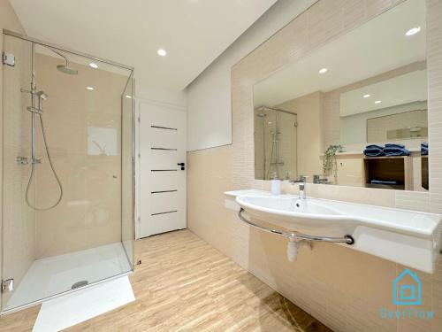 Kúpeľňa v ubytovaní Zatoka Apartment- Tranquil Retreat, 15 Minutes to the Sea & Gdańsk City Center