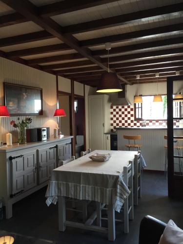une cuisine avec une table et un chiffon de table blanc dans l'établissement Le Chalet de la Loire, à Saint-Martin-le-Beau