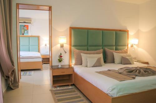 Postel nebo postele na pokoji v ubytování Hotel Marabout - Families and Couples Only