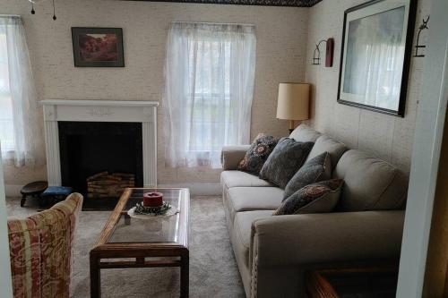 カナンデーグアにあるEntire Home - 4 Bedroom - Canandaigua - Steps Off Downtown - Walking distance to Restaurants, Shops, Breweries & Pubsのソファと暖炉のあるリビングルーム