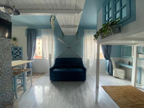 un soggiorno con divano blu e tavolo di Lecco Lake a Lecco