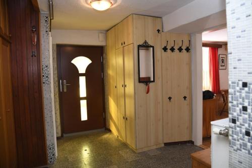 een hal met een deur waar een licht doorheen schijnt bij Pri Matičku in Bohinj