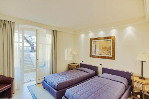 Säng eller sängar i ett rum på Luxury Villa at Mont Boron, swimming pool overviewing the bay