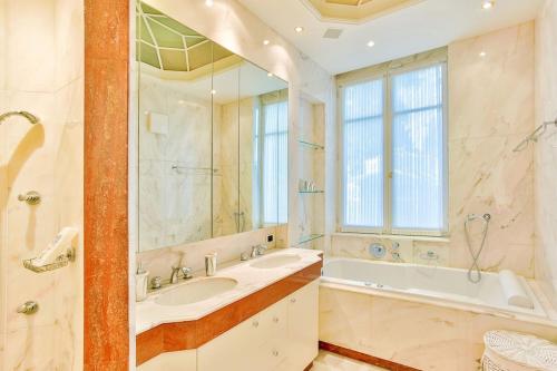 Luxury Villa at Mont Boron, swimming pool overviewing the bay