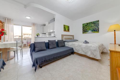 uma sala de estar com um sofá e uma cama em Studio RELAX playa del Cura, Felix Rodriguez 3 em Torrevieja
