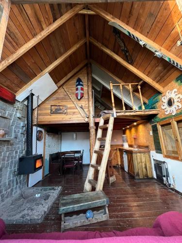 een kamer met een hoogslaper en een eetkamer bij Ma-hai in Ushuaia