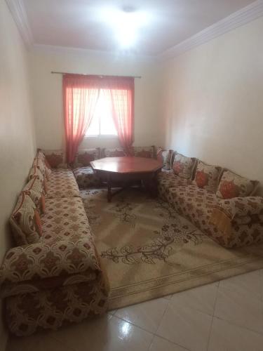 ein Wohnzimmer mit einem Sofa und einem Tisch in der Unterkunft Darna in Agadir