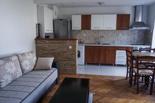 Il comprend un salon et une cuisine avec un canapé et une table. dans l'établissement Studio K2, à Skopje