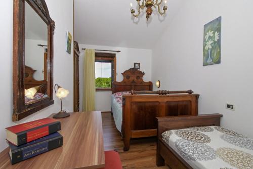 sypialnia z łóżkiem i stołem z lustrem w obiekcie Marija-Lorena in Gora Glušići - Haus für 4 Personen w mieście Labin