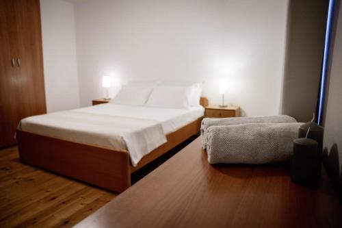Posteľ alebo postele v izbe v ubytovaní Roža in Sveti Bartol (Haus für 2-3 Personen)