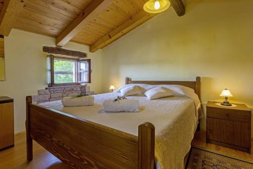 sypialnia z dużym łóżkiem z 2 poduszkami w obiekcie Galant in Prkačini (Haus für 4-5 Personen) w mieście Žminj