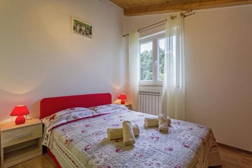 een slaapkamer met een bed met twee handdoeken erop bij Dea in Kmeti (Haus für 6 Personen) in Žminj