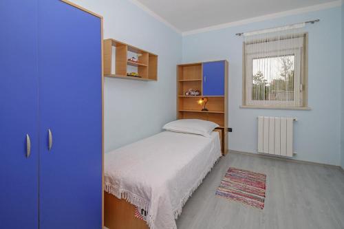 - une petite chambre avec un lit et une fenêtre dans l'établissement Linda in Lovrinići (Haus für 5-6 Personen), à Pazin