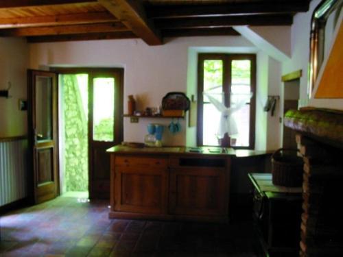 uma cozinha com um balcão e uma janela em Apartment Taverna em Tignale