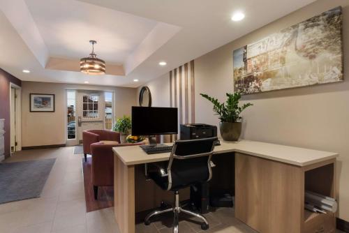 an office with a desk with a computer on it at Best Western Colonel Butler Inn in Niagara on the Lake