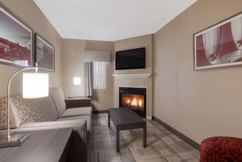 a living room with a couch and a fireplace at Best Western Colonel Butler Inn in Niagara on the Lake