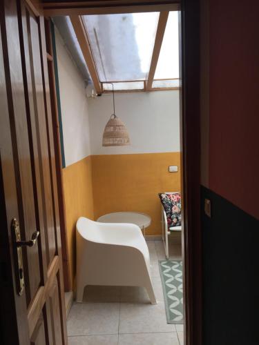 a room with a table and a chair and a window at La casita de La laguna in La Laguna