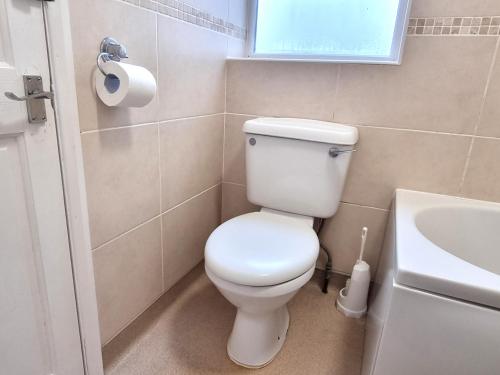 y baño con aseo blanco y lavamanos. en 2 Bedroom 4 Beds Family Flat Free Parking & Fast Wi-Fi Self-Check-in Cosy & Spacious en Rochdale